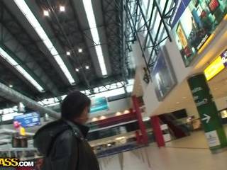 Порно целует ножки в чулках