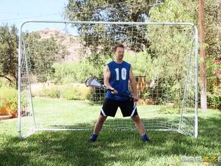 Порно онлайн сосет под столом