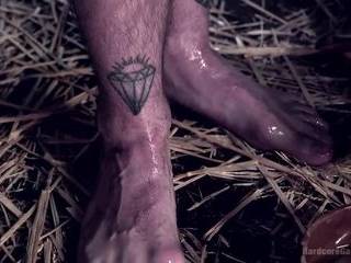 Жестко ебет шлюху в жопу