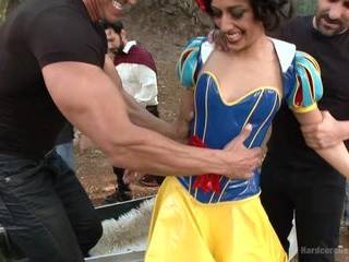 Порно с молодой жопастой брюнеткой