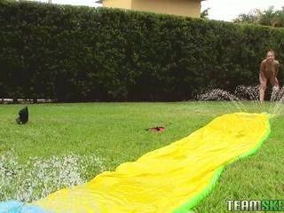 Порно зрелая раздевается