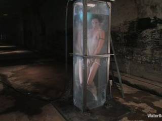 Порно в туалете на пляже