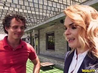 Порно брюнетка изменяет