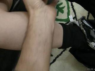 Брюнетка в черных колготках порно