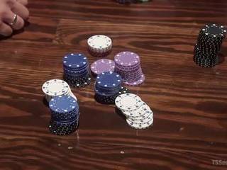 Трансвестит ебет подругу