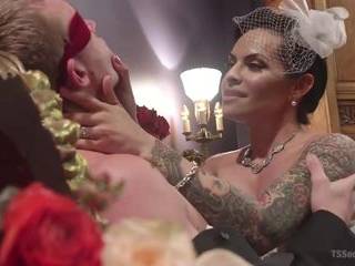 Трансы кончают девкам в рот