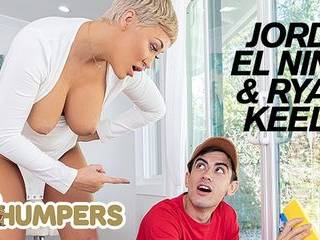 Ебет жену страпоном