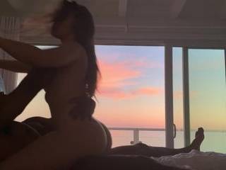 Красивая русская девушка делает минет