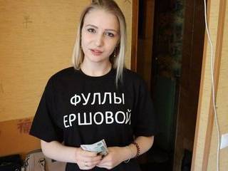 Телка ебет парня в жопу