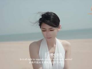 Сосет большой член и глотает